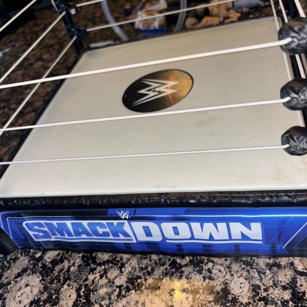 WWE Raw Wrestling Ring 2010 Incl 6 Action Figures, Spring Loaded Mat With Stand - Picture 6 of 8